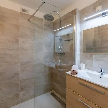 T2 Renove Avec Parking Et Piscine * Le Passage (Lot-et-Garonne)